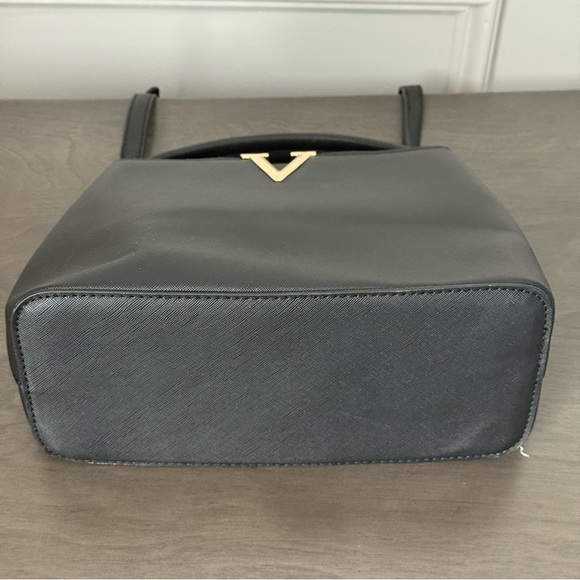 Elegant Black Letter V Crossbody Bag Gold Accent - Picture 6 of 10